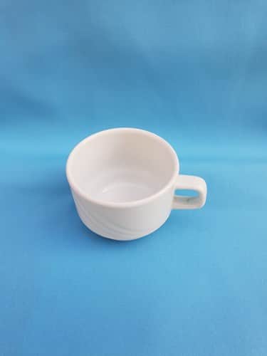 כוס קפה לבנה שלושה פסים אלכסון